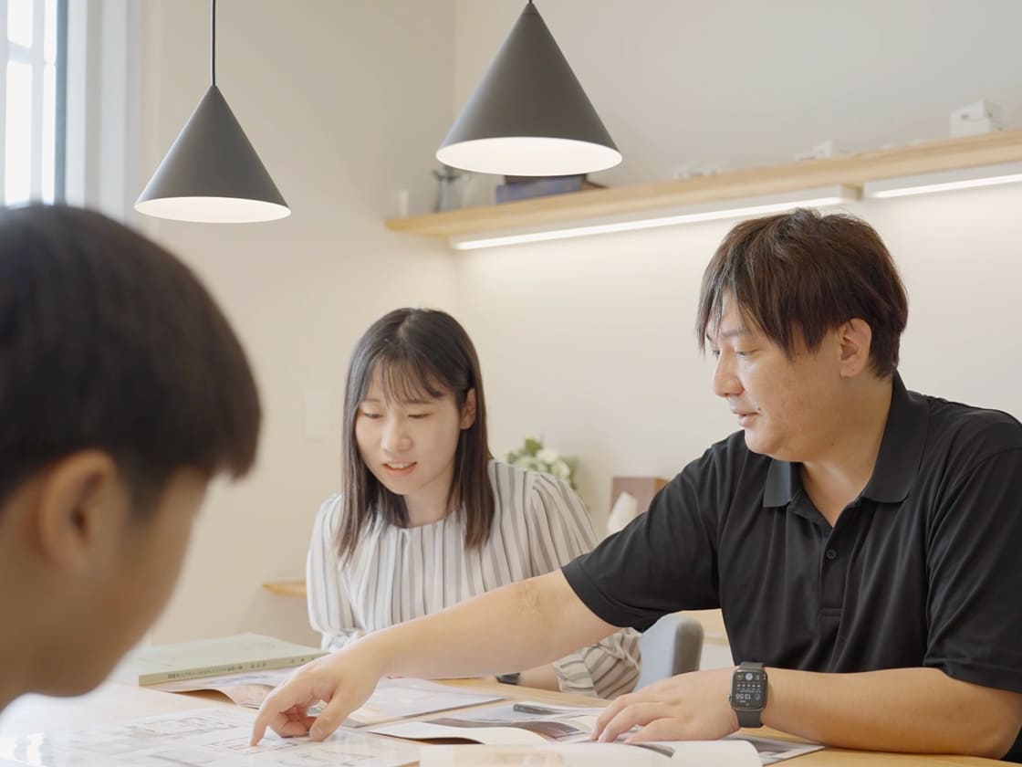 建築家による住まいの模型を使った提案の様子