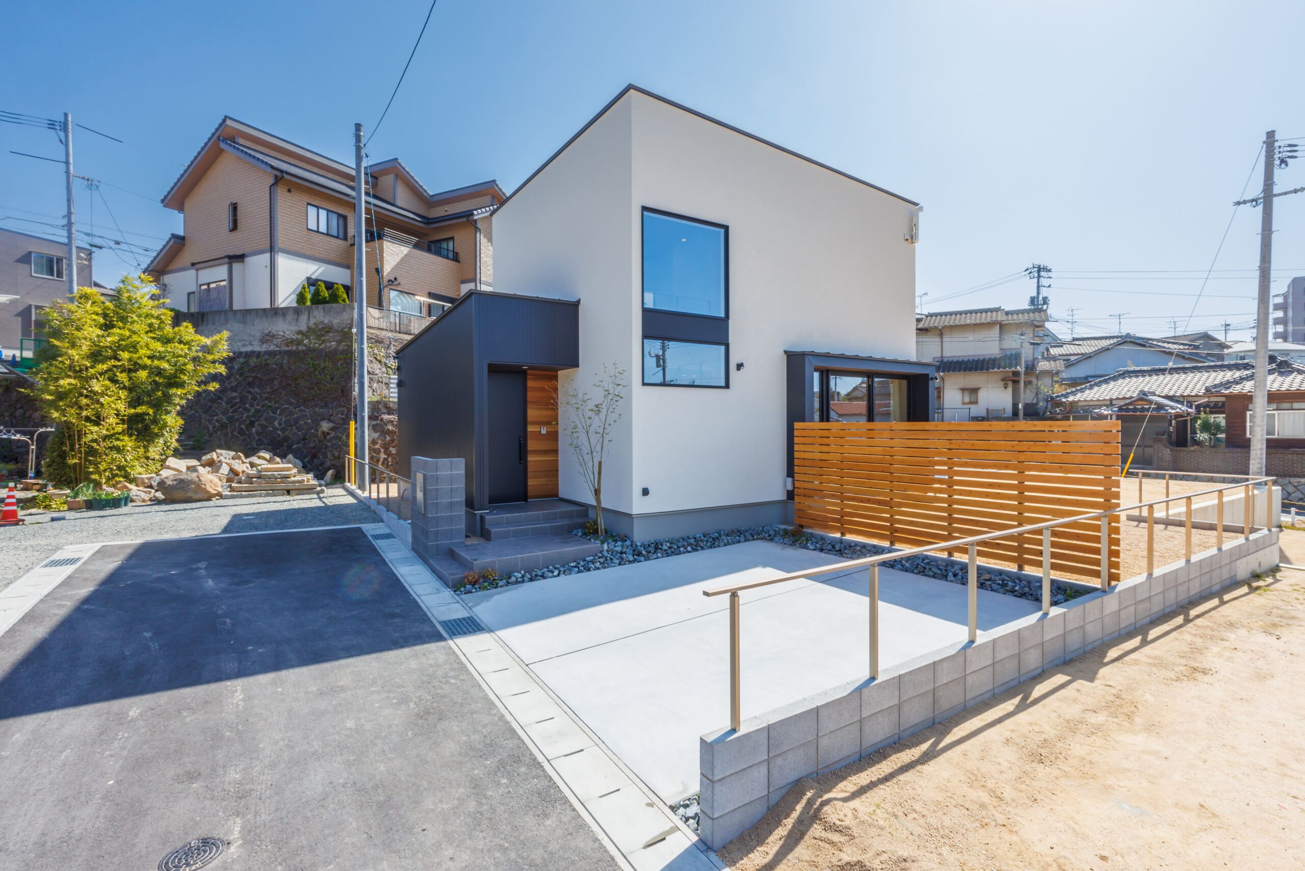 穏やかな光が降り注ぐ大きな吹き抜けのある家