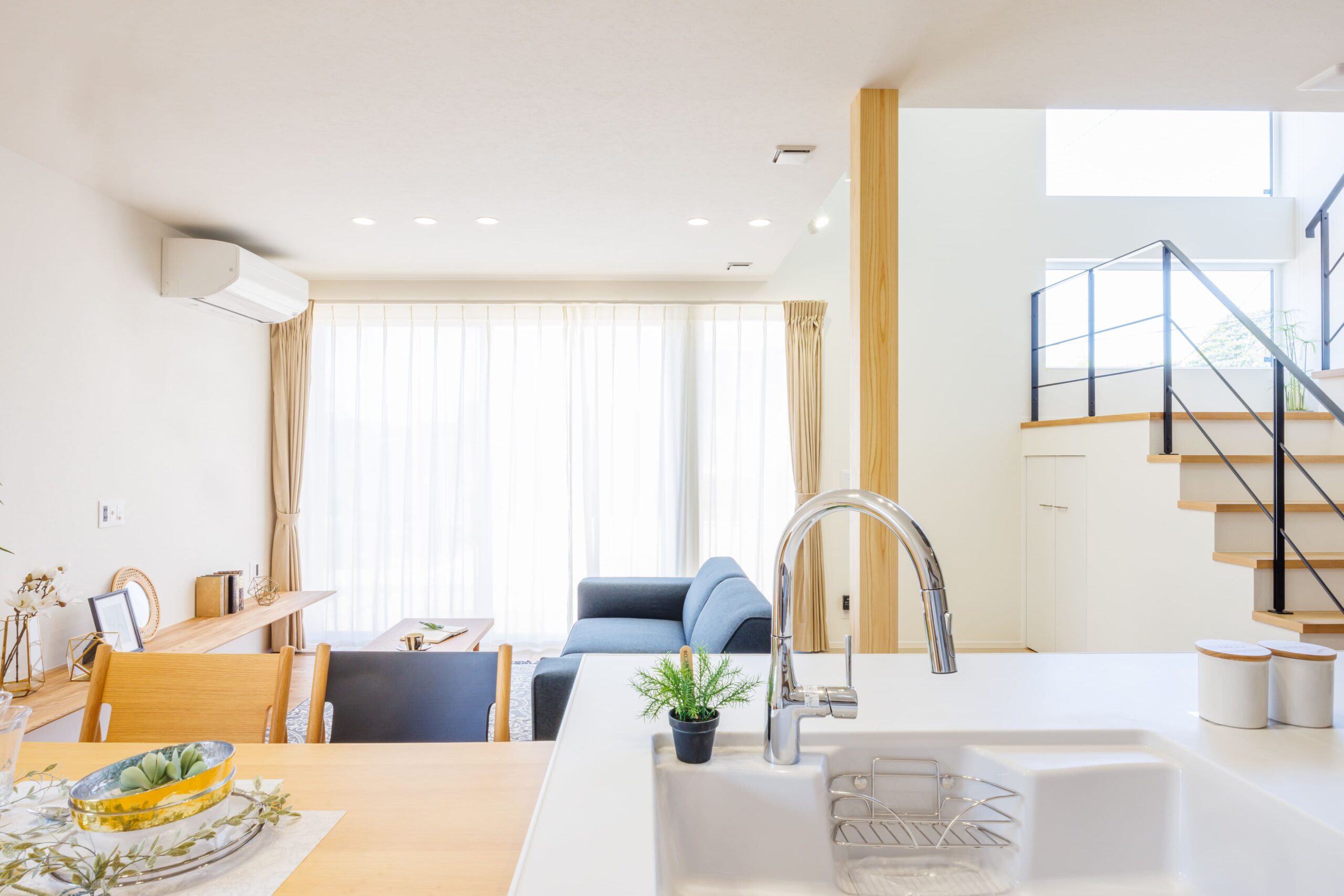 穏やかな光が降り注ぐ大きな吹き抜けのある家