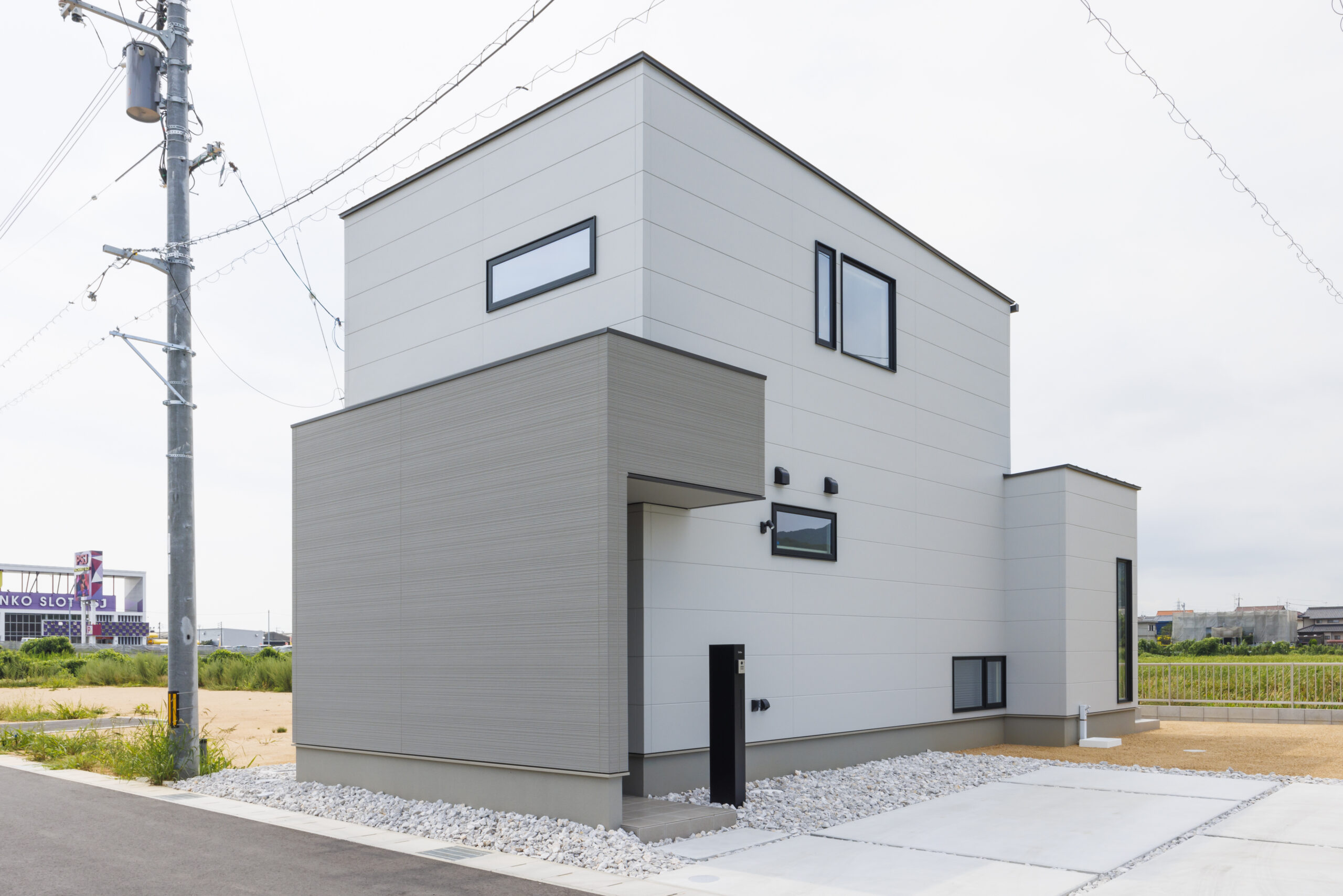 シャープな外観の奥に広がる機能満載な住まい