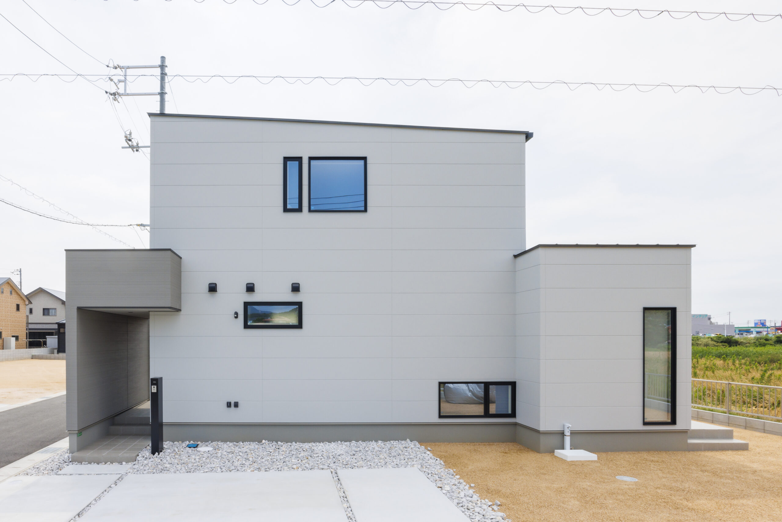 シャープな外観の奥に広がる機能満載な住まい